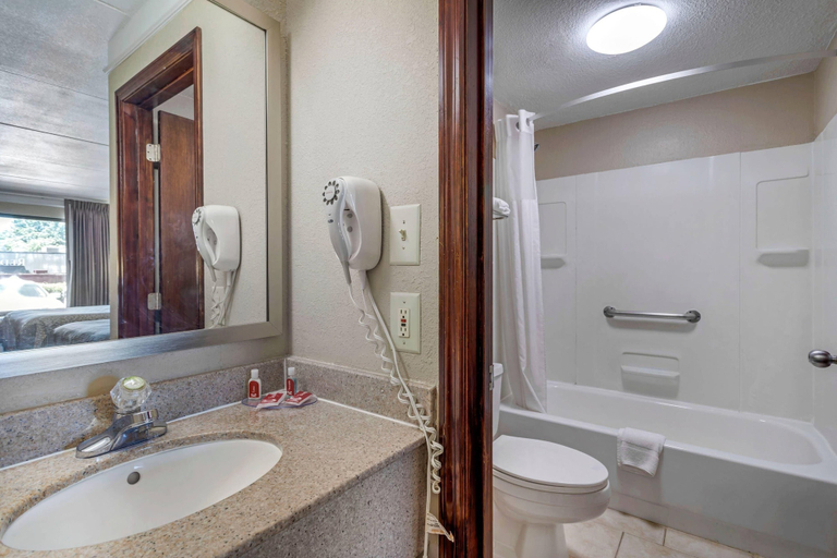 Bathroom 4, Econo Lodge Knoxville North, Knox