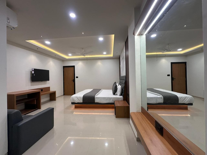 Room 4, Hotel Peacock, Anand