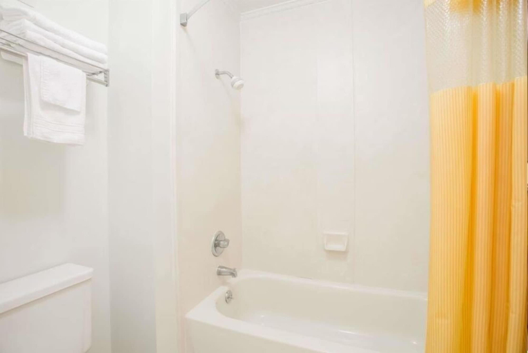 Bathroom 4, A Red Dot Inn Milledgeville, Baldwin