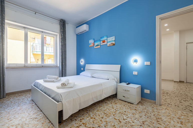 Room 3, Sea Breeze, Napoli