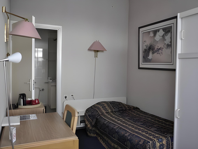 Bedroom 2, Hotel Mayflower, Leiden