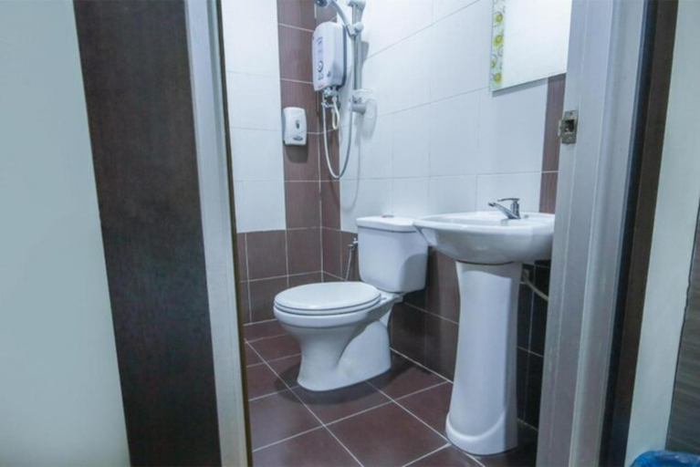Bathroom 5, Collection O Shah Alam Formerly Hotel SMC Seksyen 13, Shah Alam