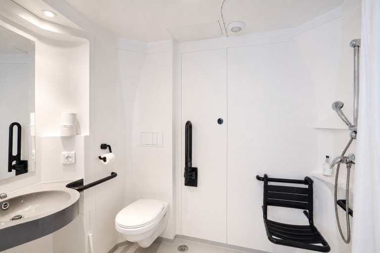Bathroom 4, First Inn Hotel Les Ulis, Essonne