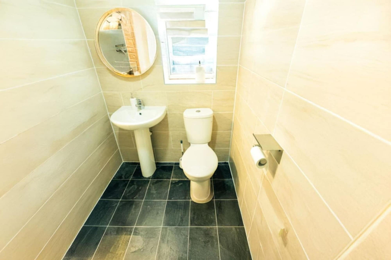 Room 4, Cozy 2BR Flat Near Cardiff City Centre Stadium Shops Uni, Cardiff