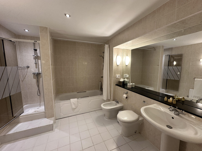 Bathroom 5, Basingstoke Hotel, Hampshire