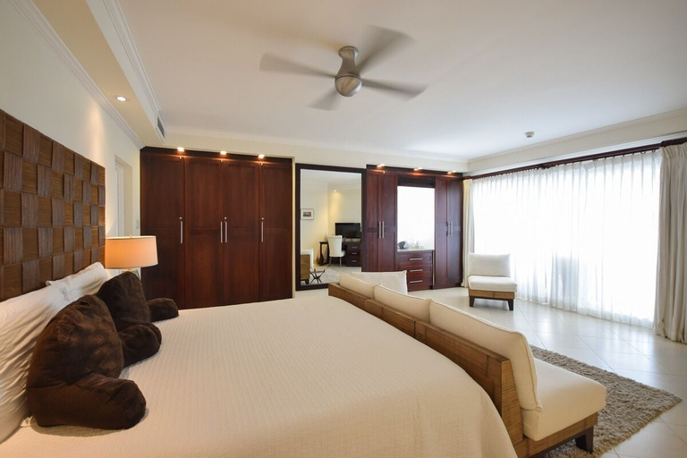 Room 5, Palm Beach 610 2 Bedroom Apts