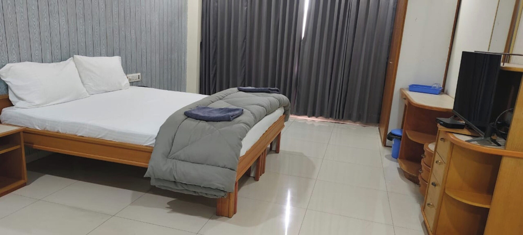 Room 3, Royal Palace Hotel Surat Velanja, Surat