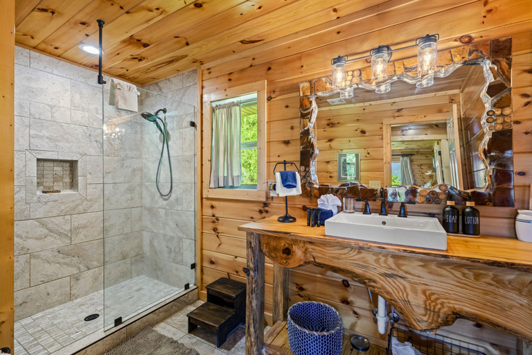 Bathroom 3, A Tree Top View 3 Bedroom Home, Sevier
