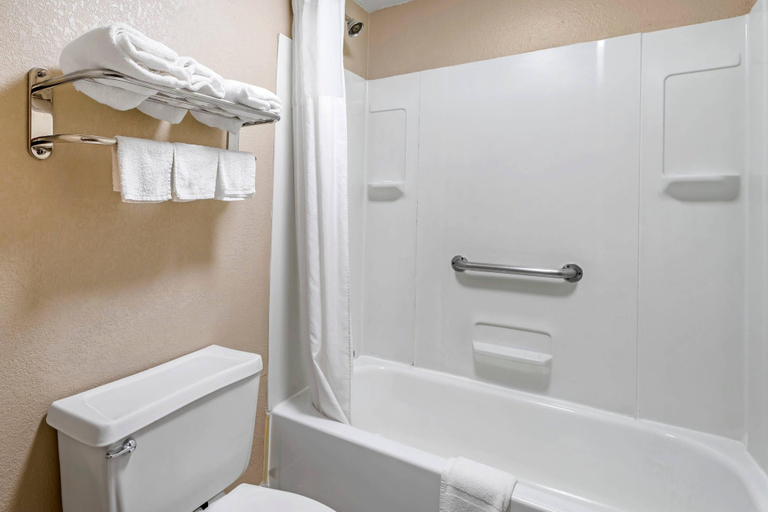 Bathroom 4, Econo Lodge Knoxville North, Knox