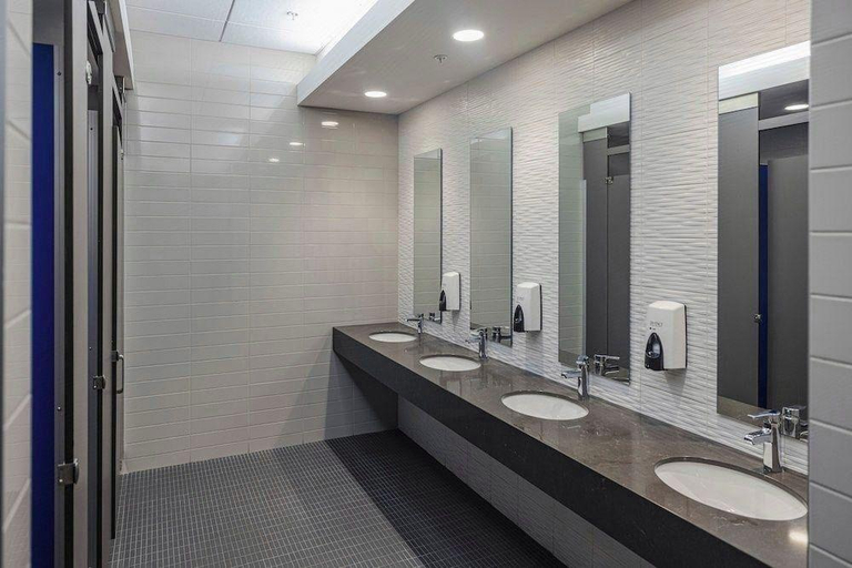 Bathroom 5, Hotel Valcartier, La Jacques-Cartier