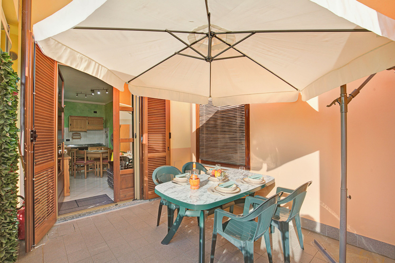 Outdoor dining 3, Holiday Sun Puegnago Terrace & Pool, Brescia