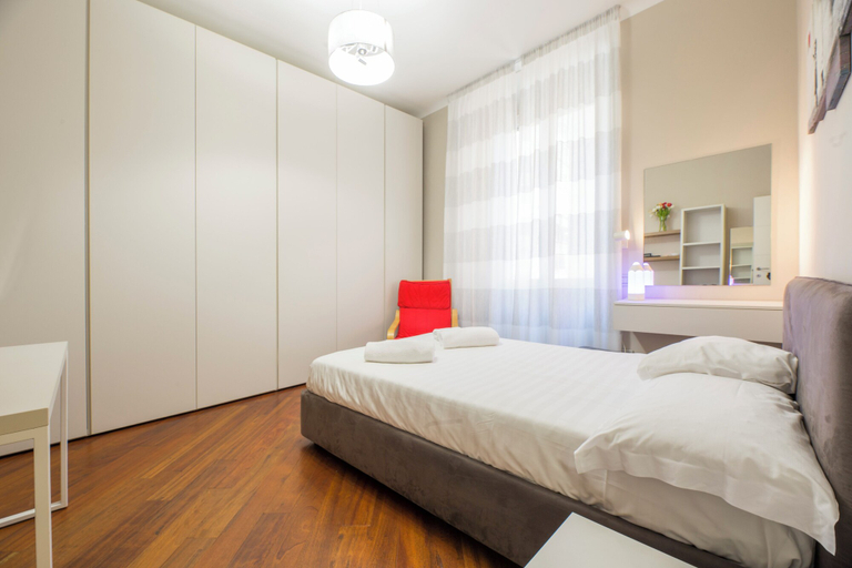 Room 5, Spacious 3-Bedroom Flat in Central Genoa, Genova