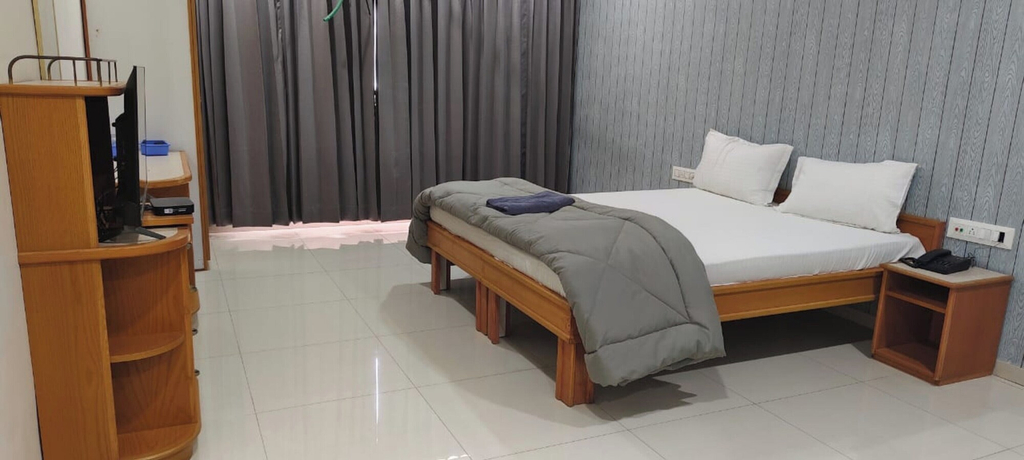 Room 5, Royal Palace Hotel Surat Velanja, Surat