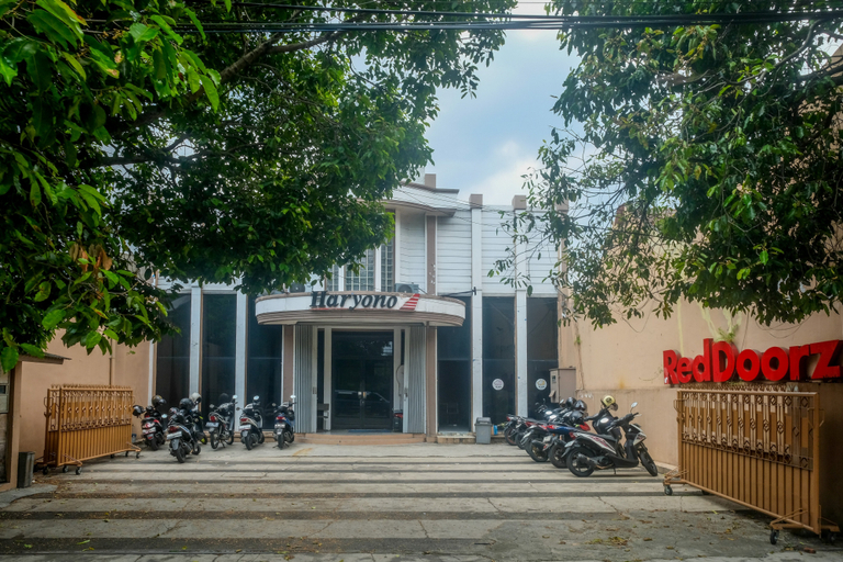 Exterior & Views 2, RedDoorz Hostel near Malang Train Station 3, Malang