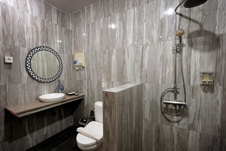 Bathroom 5, The Nakula Villas, Badung
