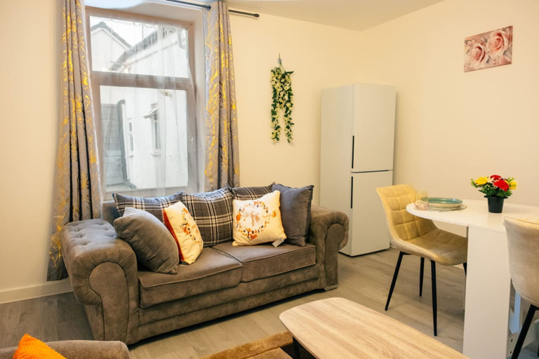 Room 5, Cozy 2BR Flat Near Cardiff City Centre Stadium Shops Uni, Cardiff