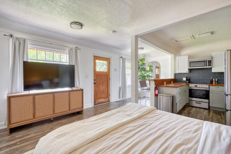 Room 4, The Octagon by Stay Portland - Multnomah Village, Multnomah