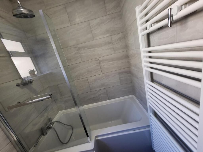 Bathroom 5, The Collingwood Guest House, Norfolk
