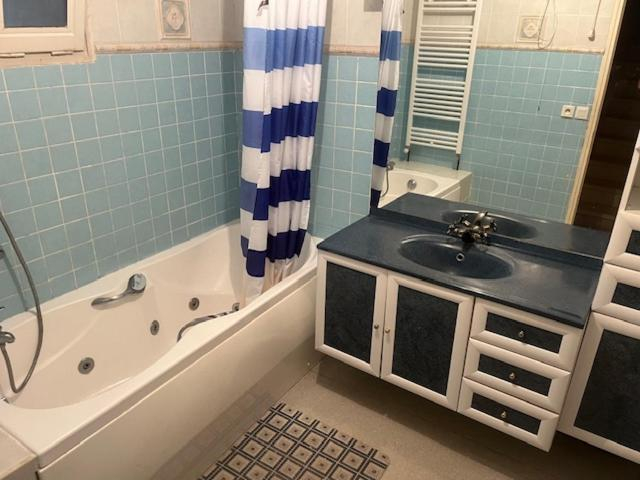 Bathroom 4, Mas du Prescondu, Drôme