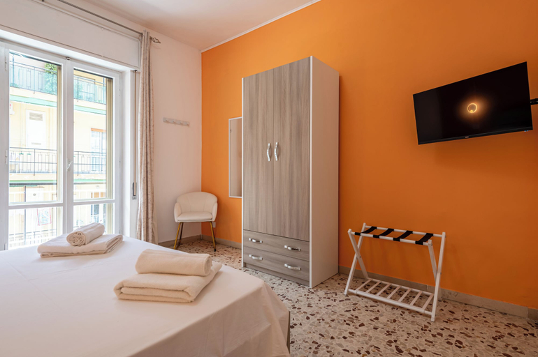 Room 4, Sea Breeze, Napoli