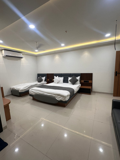 Room 3, Hotel Peacock, Anand