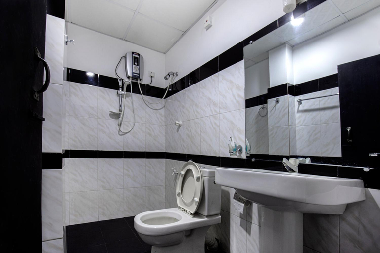 Bathroom 2, Wild Le Green, Sevanagala