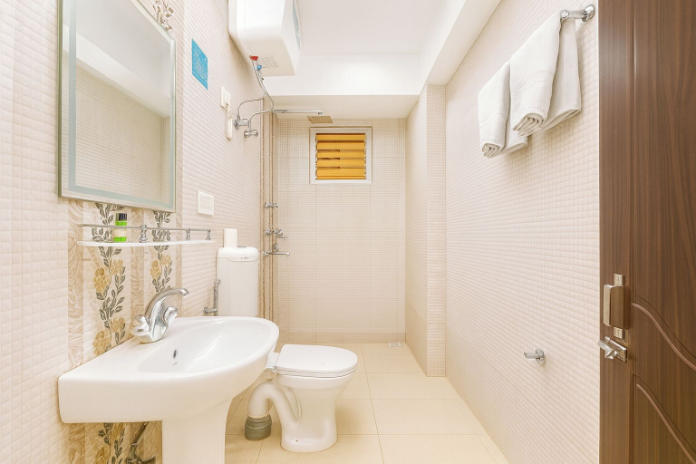 Bathroom 4, Golden Oren Hotel and Spa, Darjiling