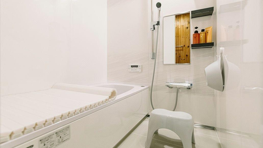 Bathroom 3, Canadian Village Montreal, Ōmachi