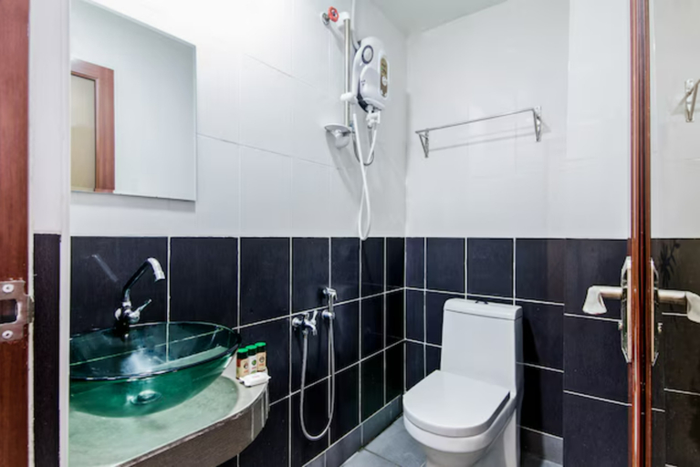 Bathroom 5, Collection O Shah Alam Formerly SMC Alam Avenue, Shah Alam