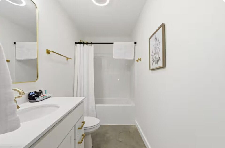 Bathroom 4, Rampart Inn, Lafayette