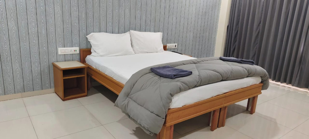Room 2, Royal Palace Hotel Surat Velanja, Surat