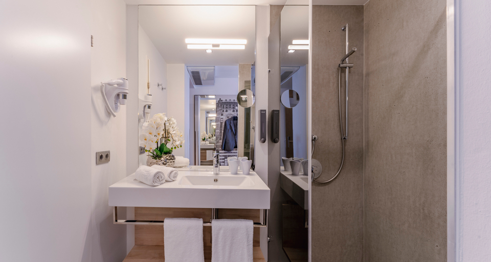 Bathroom 4, PLAZA INN Wien Gasometer, Wien
