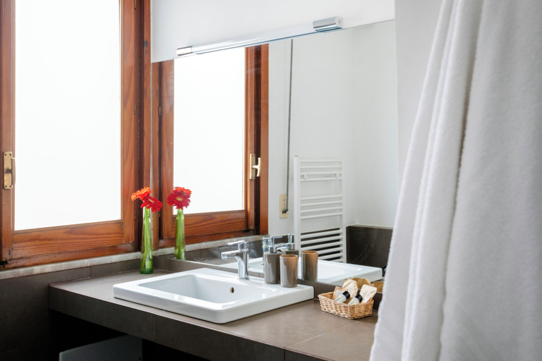 Bathroom 5, Marbela Apartments & Suites, Palermo