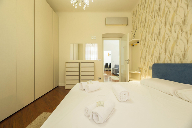 Room 4, Spacious 3-Bedroom Flat in Central Genoa, Genova