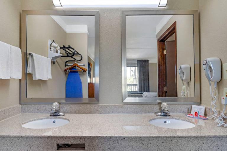 Bathroom 4, Econo Lodge Knoxville North, Knox