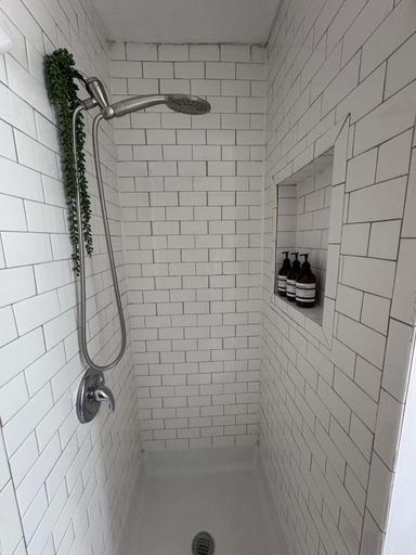 Shower 3, Jungle House Studio Suites – Short North & Convention Center, Franklin