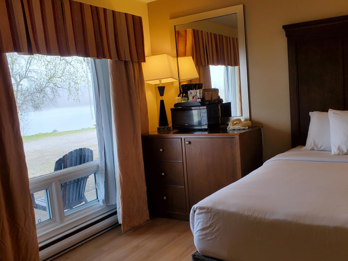 Bedroom 2, Carolyn Beach Inn, Algoma