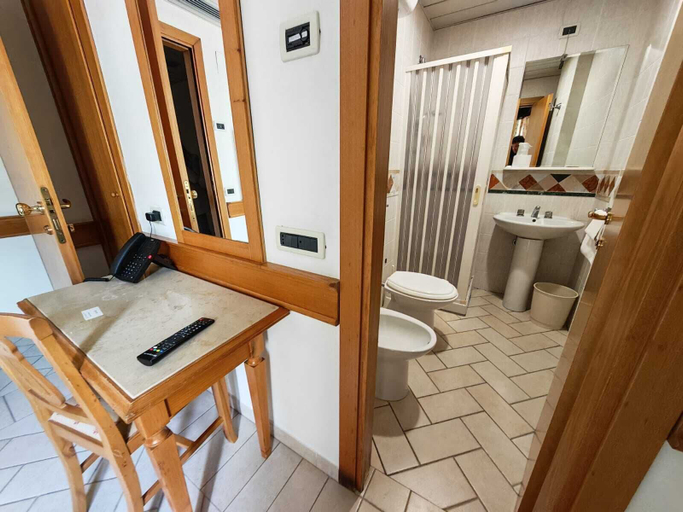 Bathroom 5, Hotel Pace, Foggia