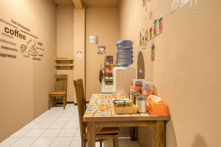 Food & Drinks 5, RedDoorz Hostel near Malang Train Station 3, Malang