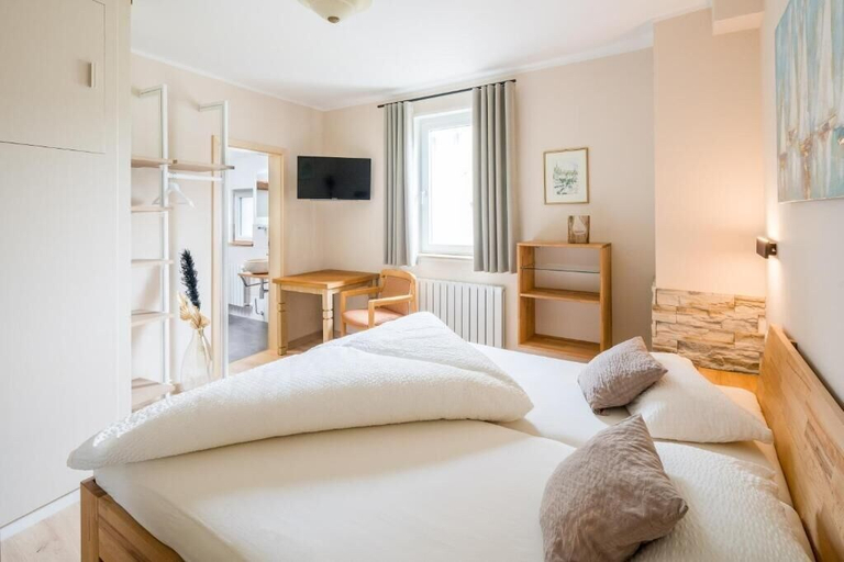 Bedroom 3, Landhotel Löwen, Würzburg