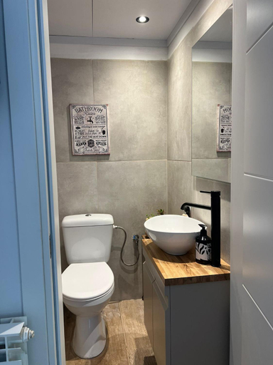 Bathroom 2, המקום של נטע