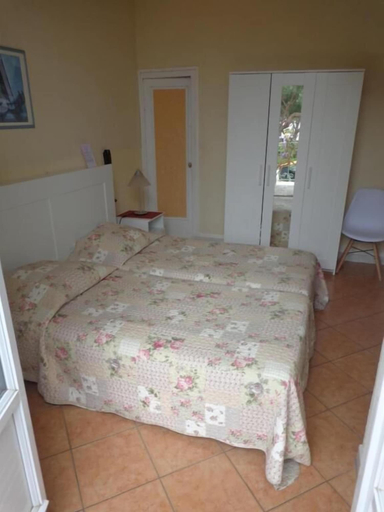 Room 3, L'Ilot Fleuri, Var