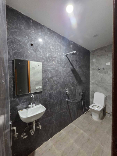 Bathroom 2, Hotel Mannat Inn, Delhi