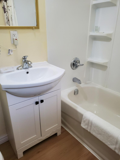 Bathroom 3, Carolyn Beach Inn, Algoma