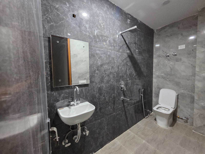 Bathroom 4, Hotel Mannat Inn, Delhi