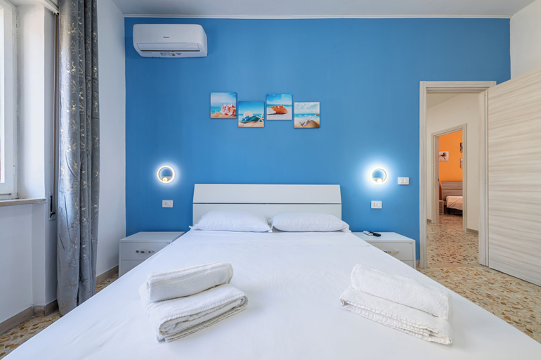 Room 2, Sea Breeze, Napoli