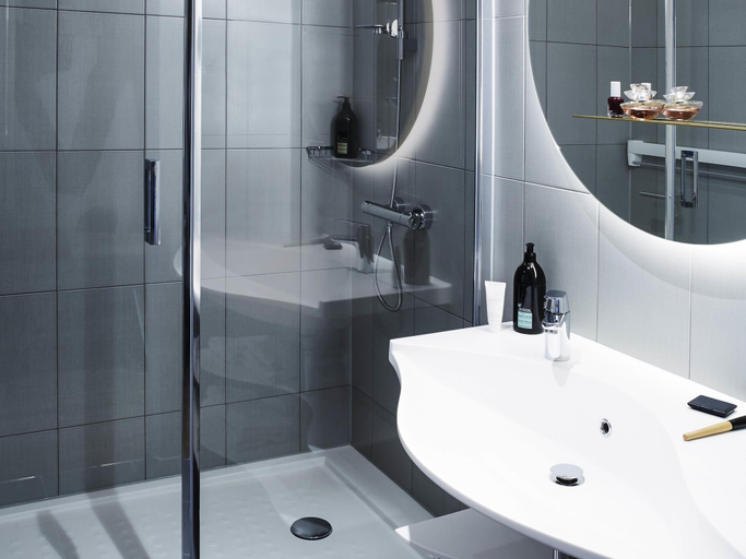 Bathroom 5, Aparthotel Adagio Edinburgh Royal Mile, Edinburgh