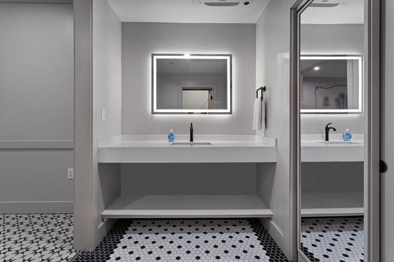 Bathroom 4, Hotel Biloxi, Harrison