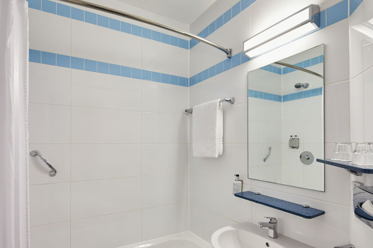 Bathroom 3, Leonardo Hotel Newcastle, Newcastle upon Tyne