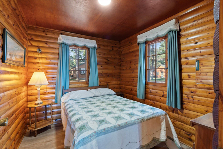 Room 3, Half Moon Resort, Crow Wing